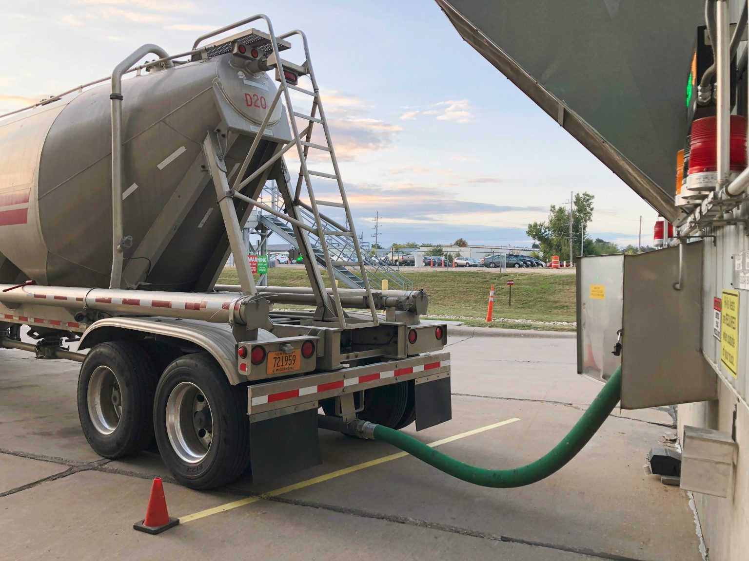 pneumatic trailer unloading